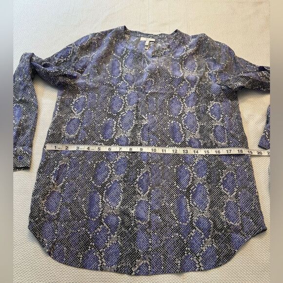 Beautiful lavender snake print silk blouse by joie in size small Business - Picture 6 of 11